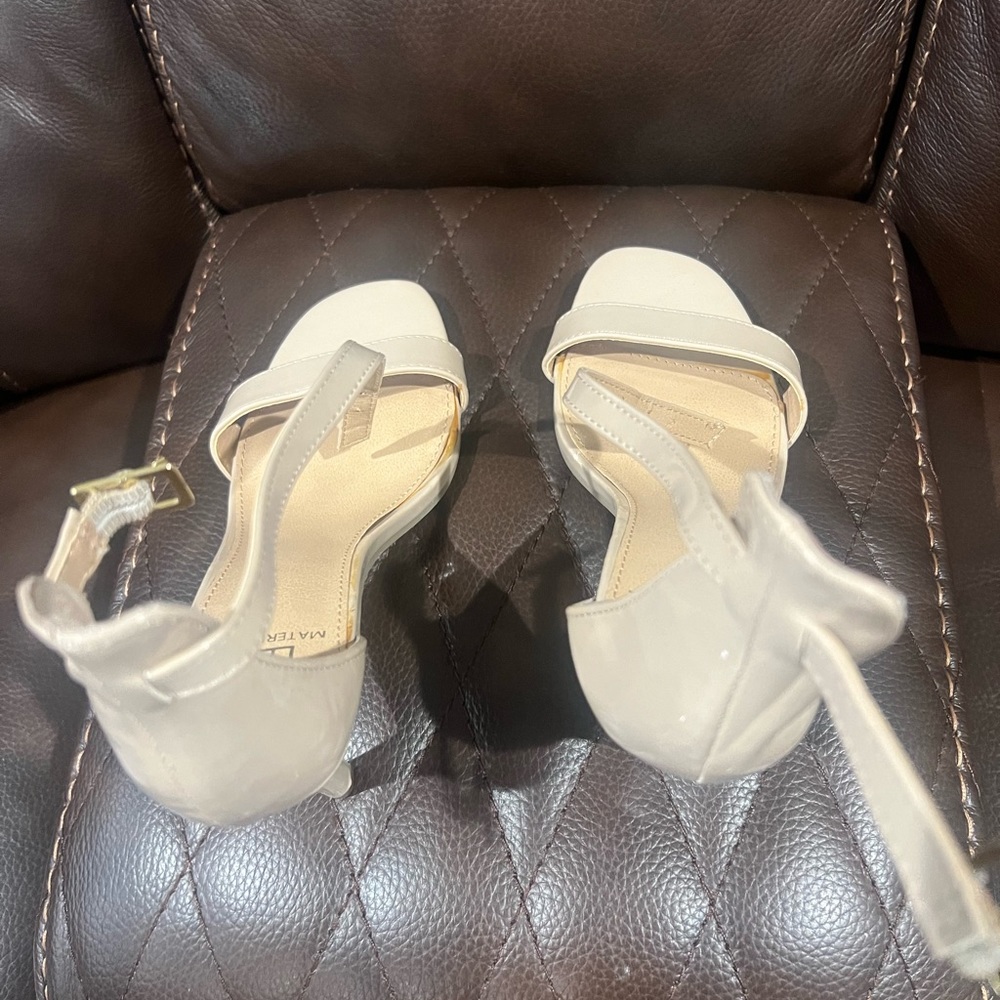 Material girl size 8 faux patent leather beige open toe mid heel sandals